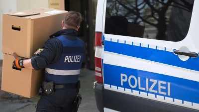 Ein Polizeibeamter entlädt am Landeskriminalamt Rheinland-Pfalz einen Transporter mit sichergestelltem Material aus einer Razzia in mehreren Bundesländern gegen die italienische Mafia &#39;Ndrangheta. (Foto: Sebastian Gollnow/dpa)