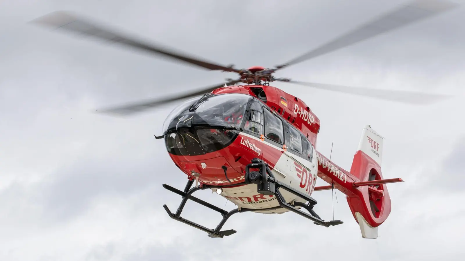 Mit dem Rettungshubschrauber kam ein bei Brachbach von einem Auto erfasster 16-Jähriger in ein Klinikum. (Symbolbild: Daniel Karmann/dpa)