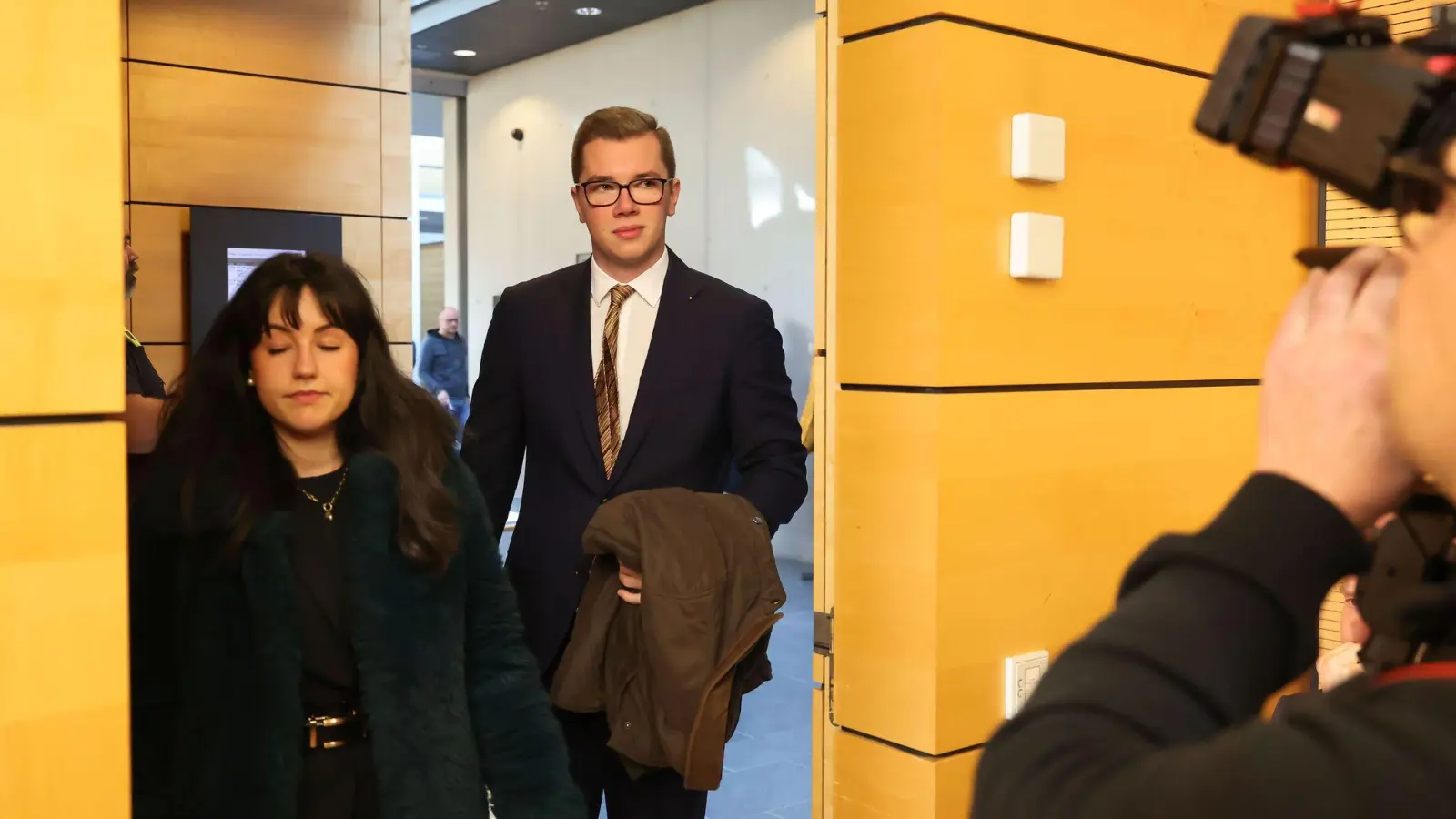 Der AfD-Politiker Halemba war im Oktober 2023 als damals jüngster Abgeordneter in den bayerischen Landtag gewählt worden.  Er gilt als Rechtsaußen in der bayerischen AfD. (Archivbild) (Foto: Daniel Löb/dpa)