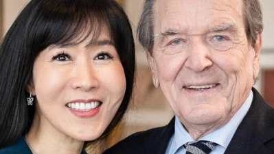 Seine Frau veröffentlichte das Weihnachtsfoto des Altkanzlers. (Archivbild) (Foto: Michael Kappeler/dpa)