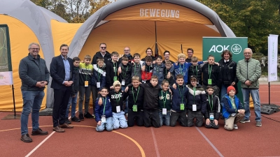 Die Schüler der Klasse 6c informierten sich zu den Themen Bewegung, Persönlichkeit und Gesundheit. Vom Konzept überzeugten sich auch Schulleiter Marcus Pfalzer (links) und zweiter Bürgermeister Herbert Seidel (rechts). (Foto: Irmeli Pohl)