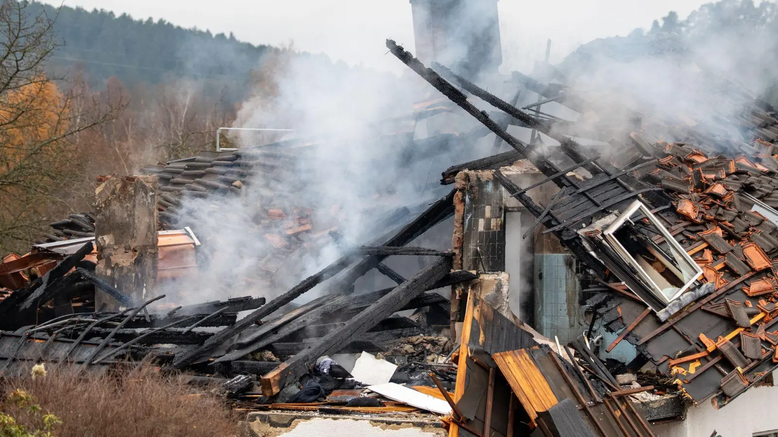 Der 29-jährige Bewohner des Hauses in Chamerau erlitt bei dem Brand am Freitag schwerste Verletzungen. (Archivbild) (Foto: -/News5/dpa)