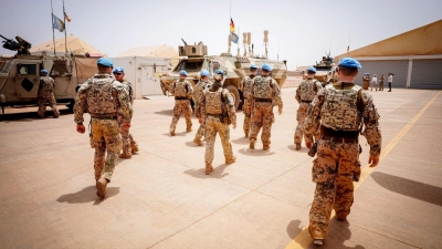Soldaten der Bundeswehr verlassen einen Platz im Camp Castor in Gao in Mali. (Foto: Kay Nietfeld/dpa)