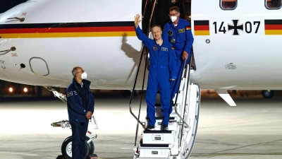 Der Astronaut Matthias Maurer steigt nach seiner Ankunft auf dem Flughafen Köln/Bonn aus dem Flugzeug. (Foto: Henning Kaiser/dpa)