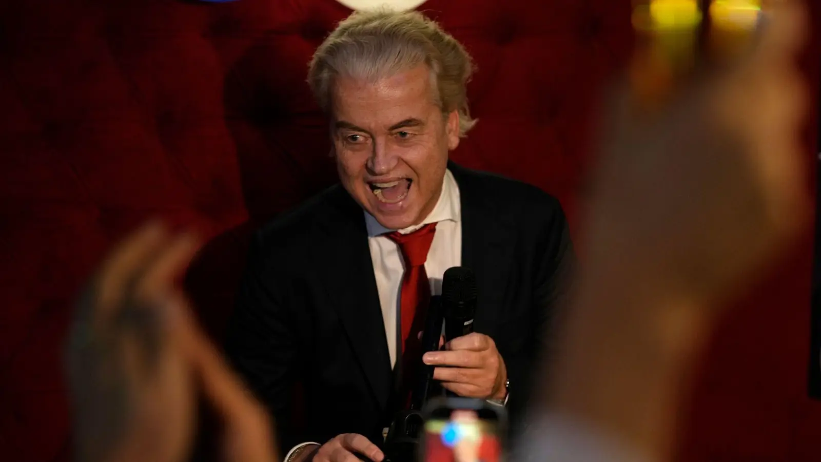 PVV-Chef Geert Wilders wird nach Bekanntgabe der Wahlprognose in Den Haag von Anhängern gefeiert. (Foto: Peter Dejong/AP/dpa)
