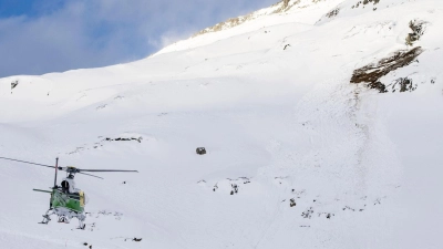 Rettungshubschrauber suchten nach den Vermissten. (Symbolbild) (Foto: Urs Flueeler/KEYSTONE/dpa)