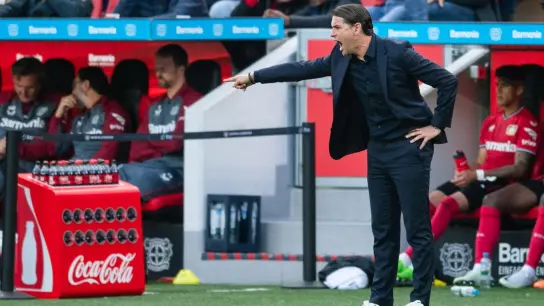 Leverkusens Trainer Gerardo Seoane versucht an der Seitenlinie auf seine Spieler einzuwirken. (Foto: Marius Becker/dpa)