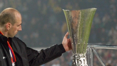 Im Jahr 2002 unterlag Borussia Dortmund mit Stürmer Jan Koller das Finale des UEFA-Cups dem Team von Feyenoord Rotterdam. Diesmal soll es anders laufen. (Foto: Anja Niedringhaus/epa/dpa)