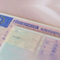 Bis Ende des Jahres soll in ganz Bayern der neue Führerschein im Internet beantragt werden können. (Symbolbild)  (Foto: Ole Spata/dpa)