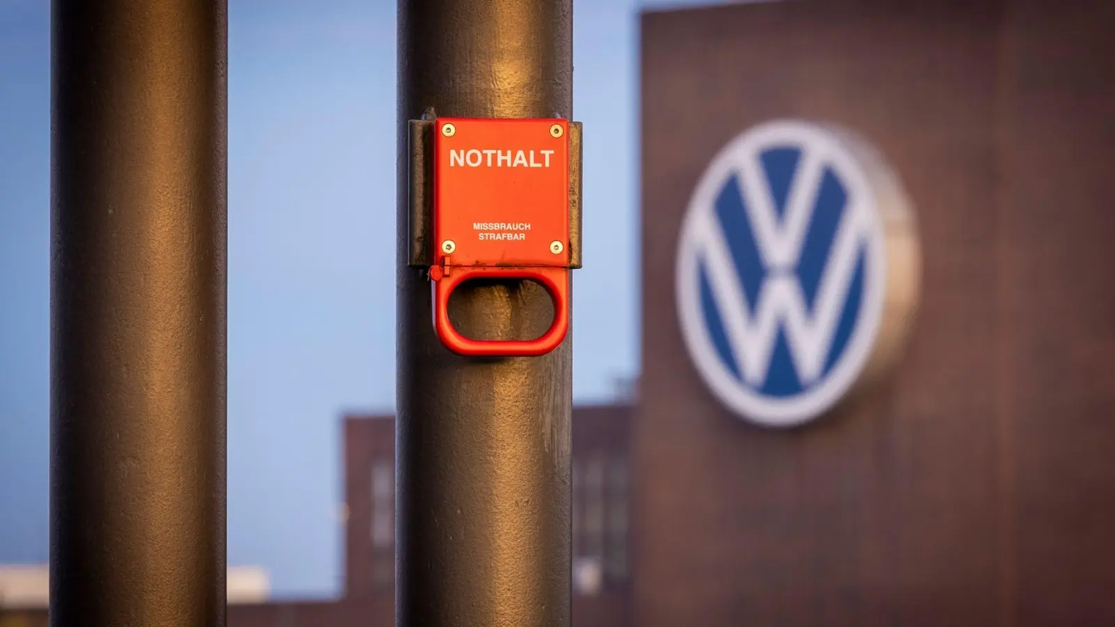 Volkswagen hat nach eigenen Angaben die IT-Störung behoben, die die Produktion in mehreren Werken lahmgelegt hatte. (Foto: Moritz Frankenberg/dpa)