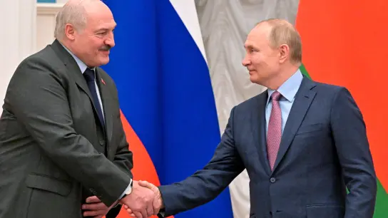 Wladimir Putin (r), Präsident von Russland, und Alexander Lukaschenko, Präsident von Belarus, nach einer gemeinsamen Pressekonferenz. (Foto: Sergei Guneyev/Pool Sputnik Kremlin/AP/dpa)