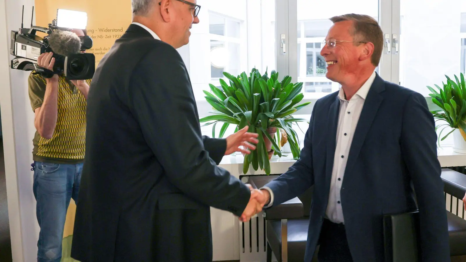 Spitzenkandidat Frank Imhoff (CDU) und Bürgermeister Andreas Bovenschulte (SPD) begrüßen einander vor Beginn der Sondierungsgespräche zwischen beiden Parteien. (Foto: Focke Strangmann/dpa)
