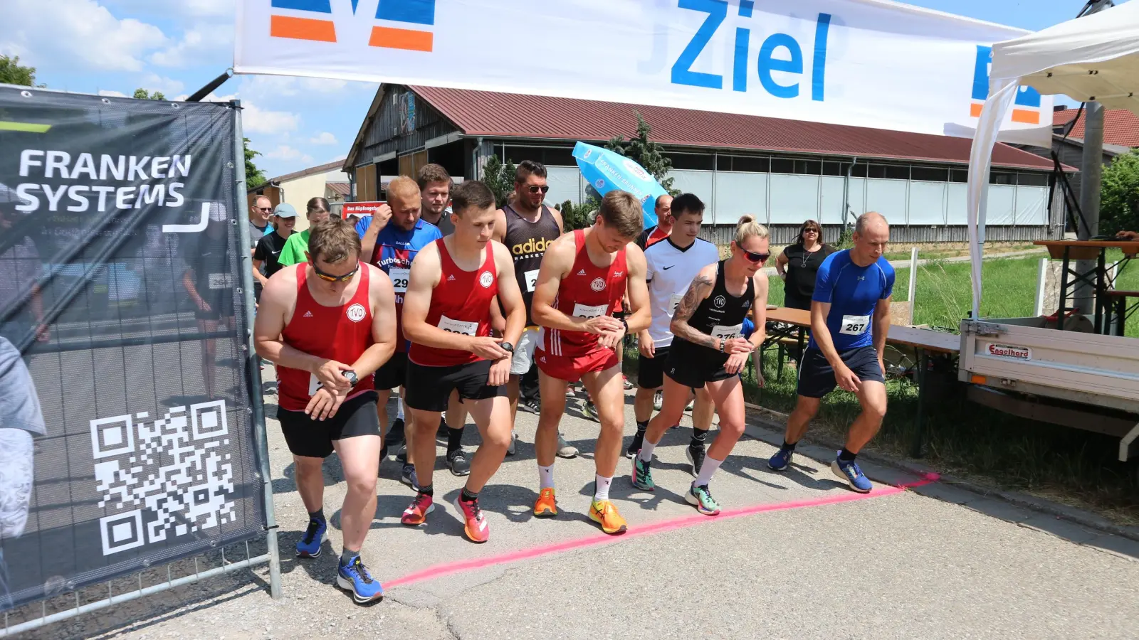 Schon beim Start des 5000-Meter-Laufs stand das Ochsenfurter Quartett (von links) Johannes Korn, Jakob Lang, Dominik Klopfer und Laura Bahmann ganz vorn, dazu gesellte sich ganz außen Maximilian von Koskull, der Sieger der M40. (Foto: Rainer Fritsch)