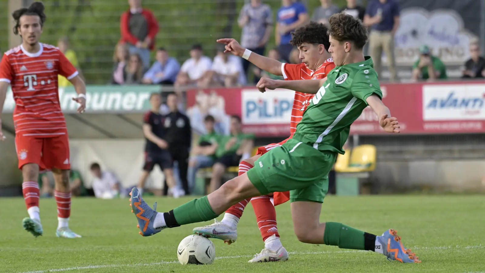 Schwer zu stoppen war der überragende Bayernspieler Jussef Nasrawe (rechts, rotes Trikot). Hier versucht es der Ansbacher Tom Forster. (Foto: Martin Rügner)
