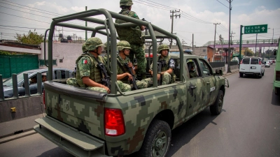 Sicherheitskräfte fahren auf einer Straße in der mexikanischen Hauptstadt (Archivbild). Die Attacke auf vier US-Bürger in Mexiko endete für zwei von ihnen tödlich. (Foto: Jair Cabrera Torres/dpa)