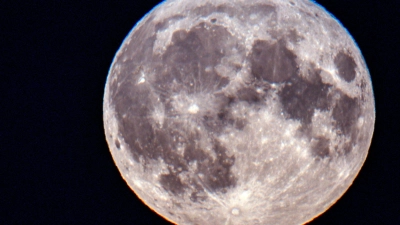 Der Mond scheint hell, weil er von der Sonne angestrahlt wird. Daran orientieren sich etwa Tiere bei Nacht auf der Erde. (Foto: Jens Büttner/dpa)