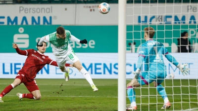 Fürths Kapitän Branimir Hrgota (M) köpft das frühe 1:0.  (Foto: Heiko Becker/dpa)