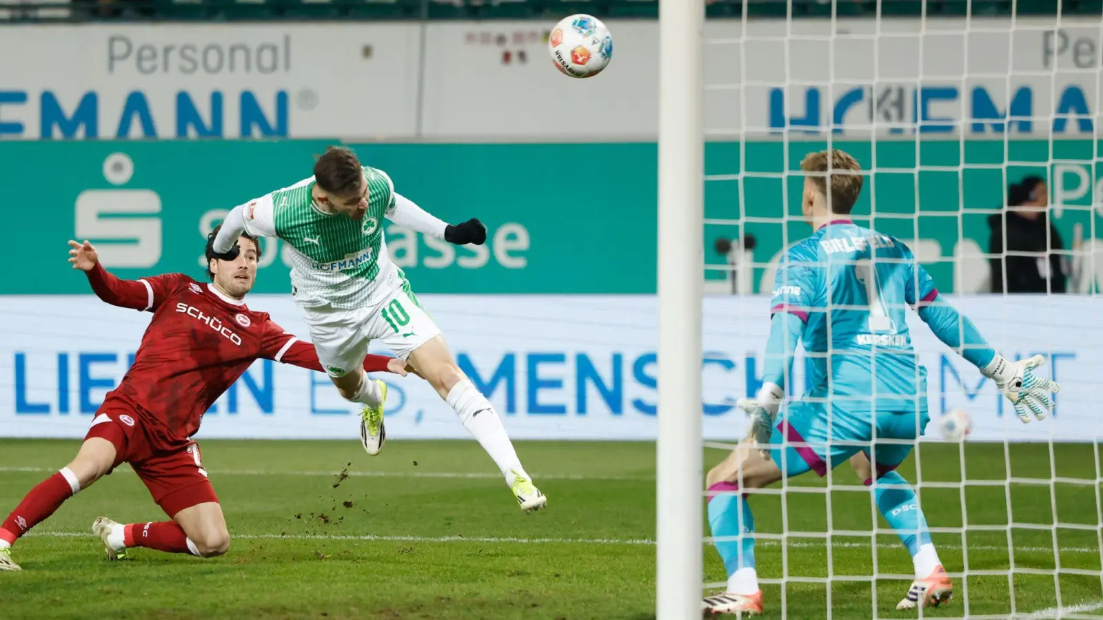 Fürths Kapitän Branimir Hrgota (M) köpft das frühe 1:0.  (Foto: Heiko Becker/dpa)