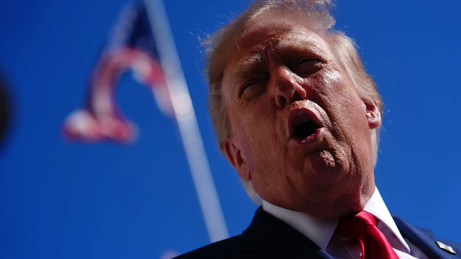 Trump will schon seit Wochen, dass alle „Superintelligenz“ statt KI sagen. (Foto: Julia Demaree Nikhinson/AP/dpa)
