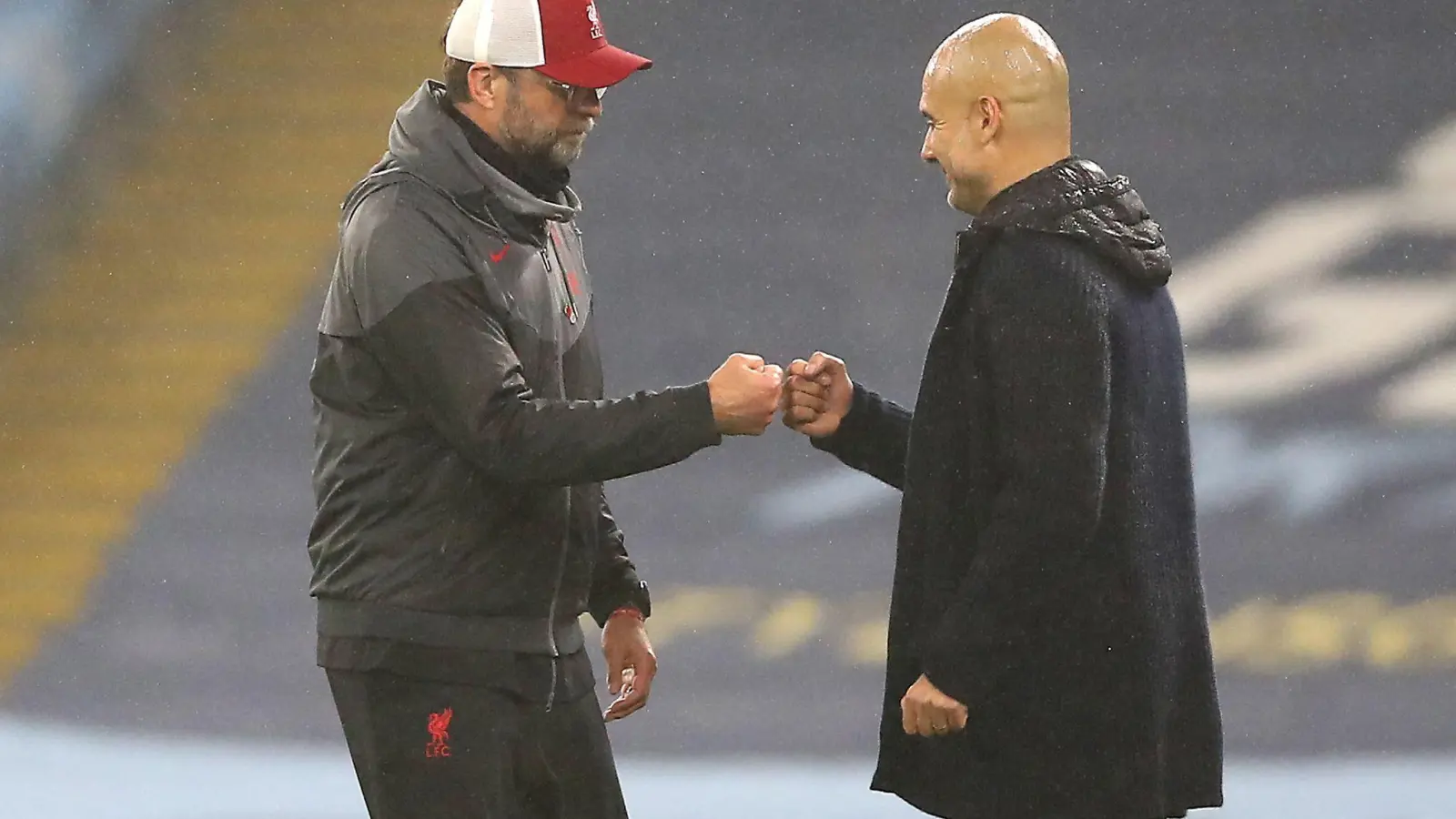 Treffen sich vor Weihnachten: Liverpool-Coach Jürgen Klopp (l) und ManCity-Trainer Pep Guardiola. (Foto: Martin Rickett/PA Wire/dpa)