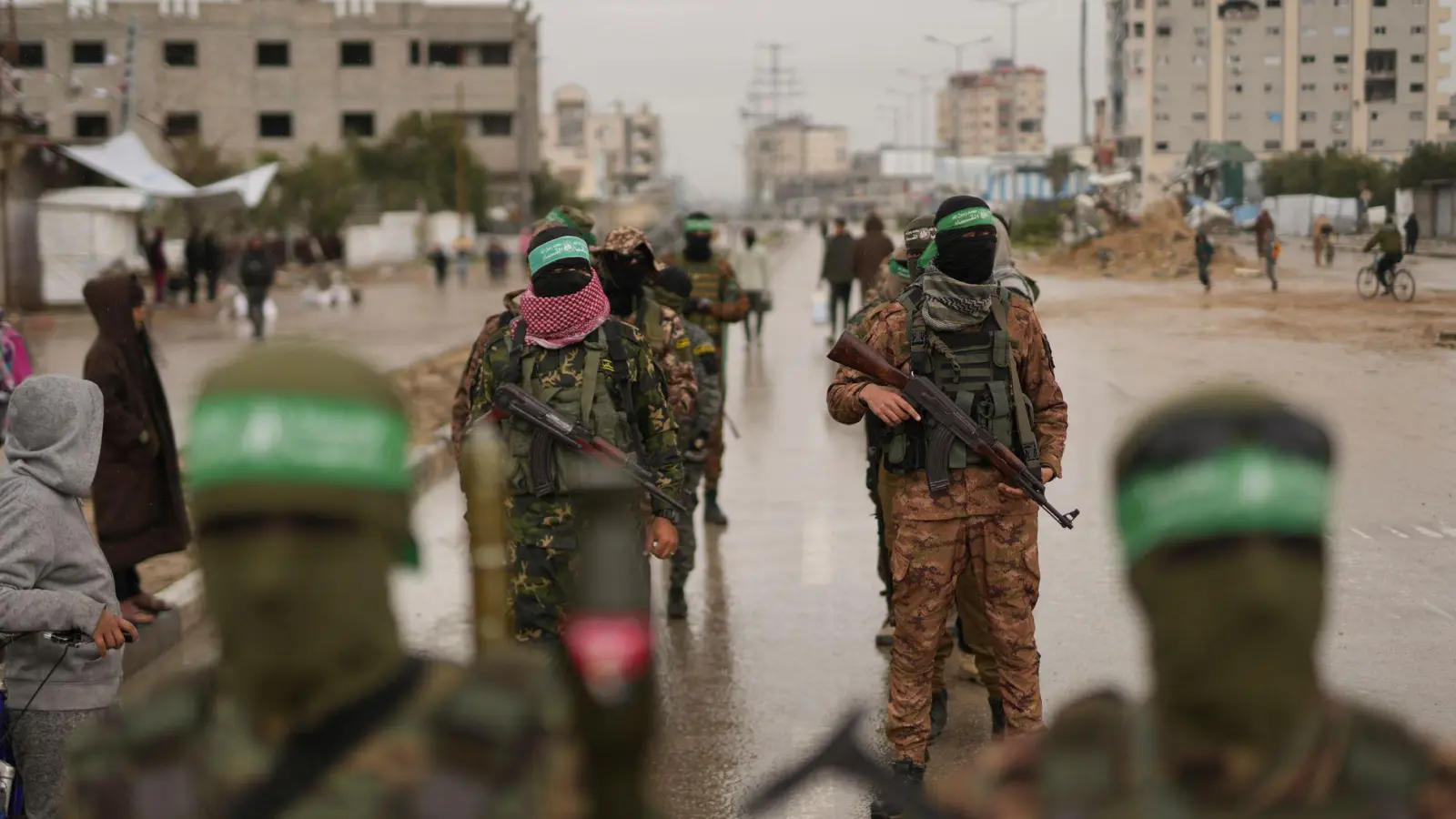 Die islamistische Hamas berät laut Medienberichten mit anderen palästinensischen Gruppen über den jüngsten Vorschlag zu einer neuen Waffenruhe.  (Foto: Abdel Kareem Hana/AP/dpa)