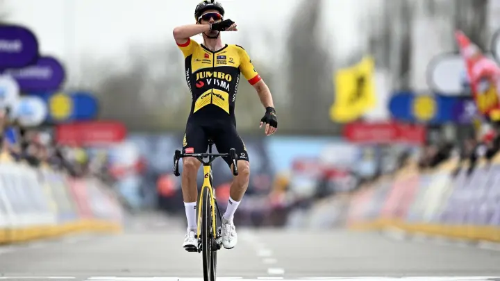 Christophe Laporte bejubelt seinen Sieg beim Eintagesrennen Quer durch Flandern. (Foto: Jasper Jacobs/Belga/dpa)