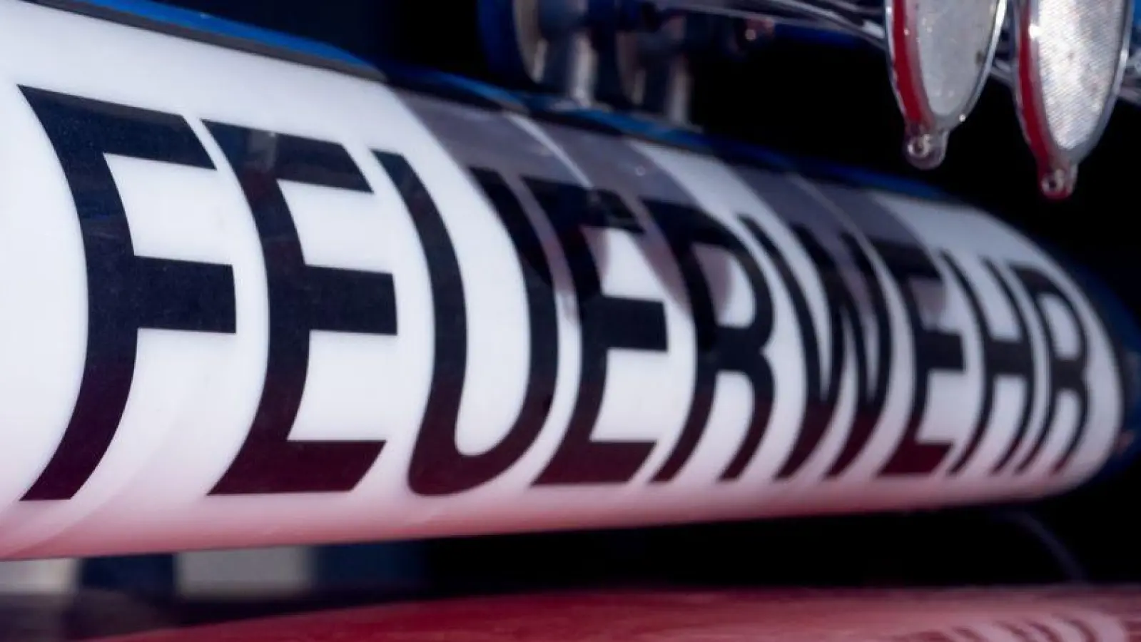 Nach ersten Erkenntnissen griff das Feuer von einer Garage auf eines der Häuser über. (Symbolbild) (Foto: Niklas Treppner/dpa)