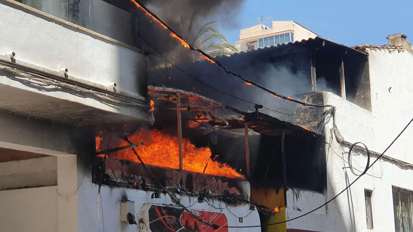 Das Restaurant „Why Not“ in der Nähe des Ballermanns steht in Flammen. (Foto: 5vision/dpa)