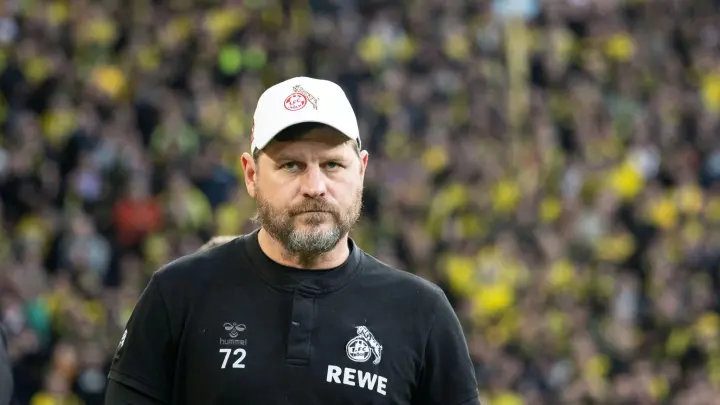 Kölns Trainer Steffen Baumgart kommt vor dem Spiel ins Stadion. (Foto: Bernd Thissen/dpa)