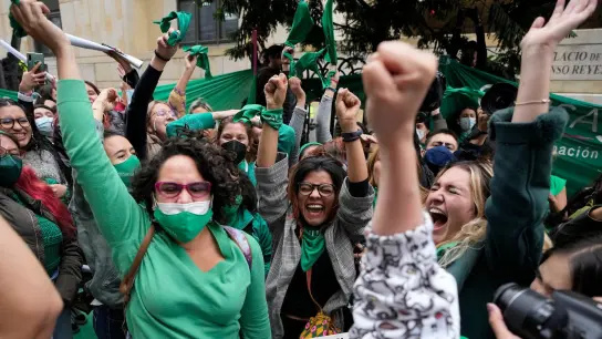 Frauenrechtlerinnen in Bogota feiern die Entkriminalisierung von Abtreibungen durch das kolumbianische Verfassungsgericht. Damit sind alle Beschränkungen für den Eingriff bis zur 24. Schwangerschaftswoche aufgehoben. (Foto: Fernando Vergara/AP/dpa)
