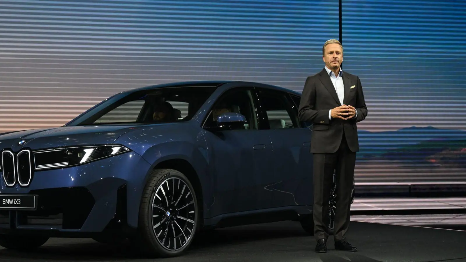 Konzernchef Oliver Zipse greift bei der Vorstellung des BMW iX3 zu Superlativen. (Foto: Sven Hoppe/)