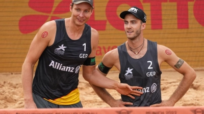 Nils Ehlers (l) und Clemens Wickler unterhalten sich. (Foto: Soeren Stache/dpa)
