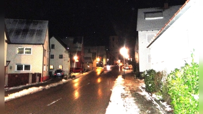 Die nächtliche Ortsdurchfahrt von Lehrberg. Erst am Montag gelang es Bürgermeisterin Renate Hans, einen Stromliefervertrag für die Straßenbeleuchtung in der Gemeinde abzuschließen. (Foto: Winfried Vennemann)