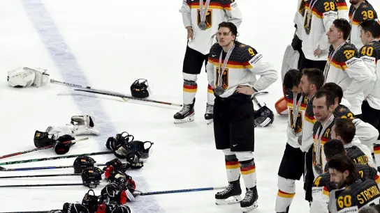 Deutsche Spieler stehen nach der Niederlage im WM-Finale gegen Kanada fassungslos auf dem Eis. (Foto: Jussi Nukari/Lehtikuva/dpa)