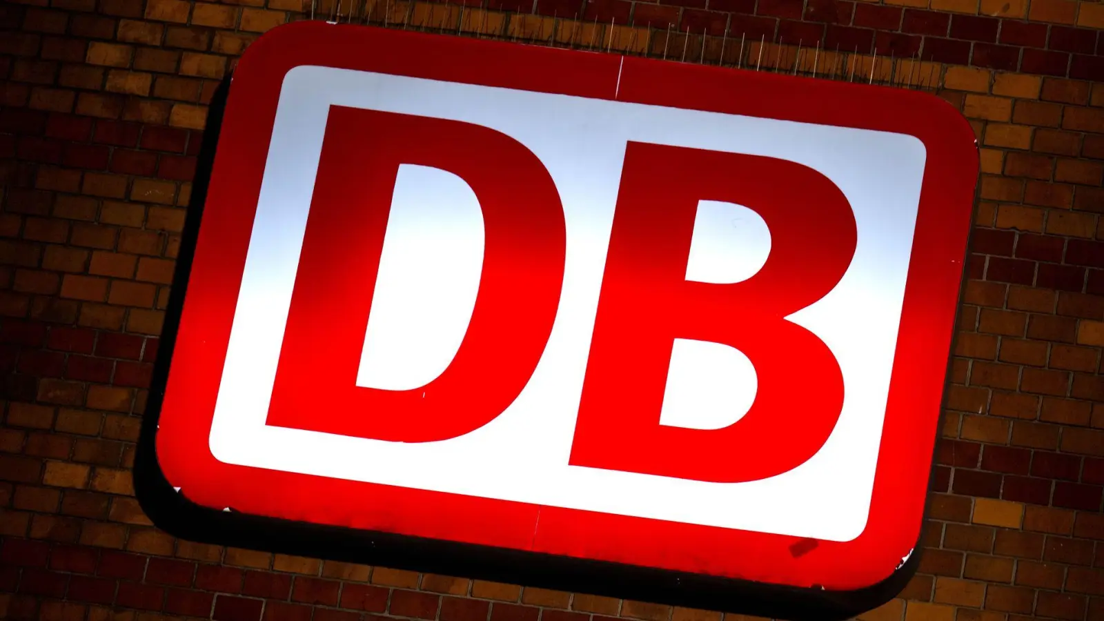 Der ICE blieb auf offener Strecke liegen. (Symbolbild) (Foto: Sina Schuldt/dpa)