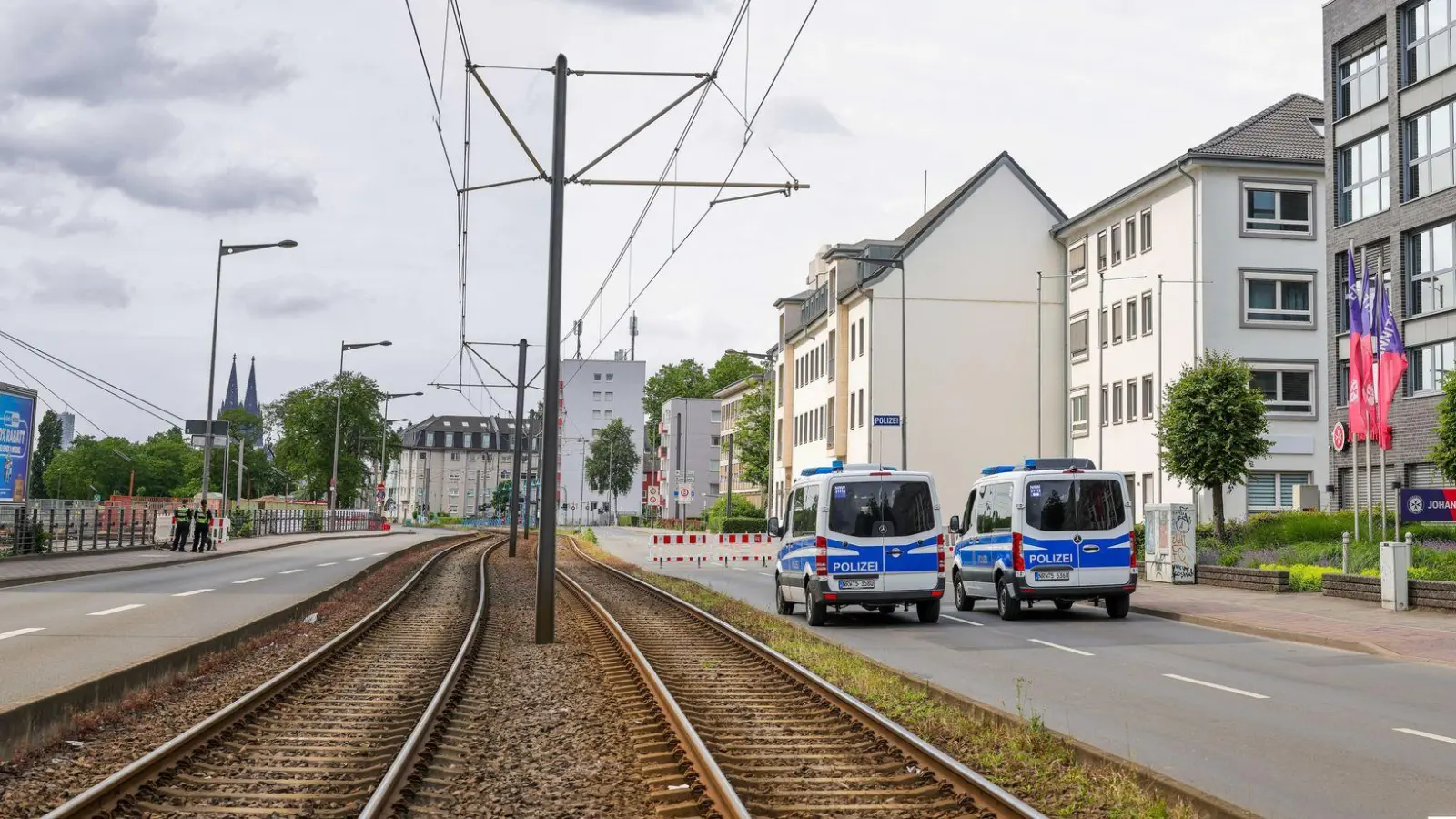  20.000 Menschen mussten ihre Wohnungen verlassen, Straßen wurden gesperrt, auch der Bahnverkehr über den Rhein kam zum Erliegen. (Foto: Christoph Reichwein/dpa)