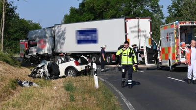 Zwischen Sugenheim und Ullstadt im Landkreis Neustadt/Aisch-Bad Windsheim stießen ein Lastwagen und ein Auto frontal aufeinander. (Foto: Judith Marschall)