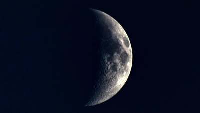 Der Mond ist als Sichel im Nachthimmel über Tschechien zu sehen. (Symbolbild) (Foto: Slavek Ruta/ZUMA Wire/dpa)