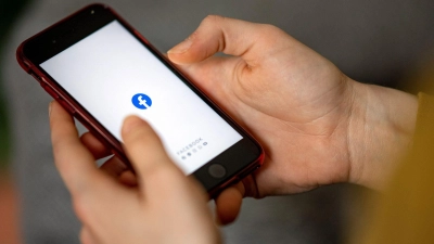 Mit gefälschten Angeboten für angeblich ermäßigte Fahrkarten oder kostenlose Abos für den ÖPNV versuchen Betrüger auf Facebook derzeit Zahlungsdaten abzugreifen. (Foto: Fabian Sommer/dpa/dpa-tmn)