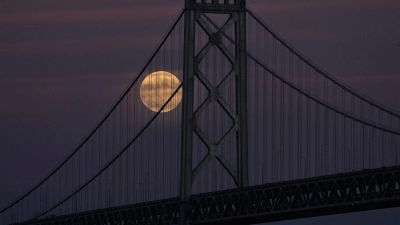 Ein Supermond geht hinter der Golden Gate Bridge in San Francisco auf.  (Foto: Godofredo A. Vásquez/AP/dpa)