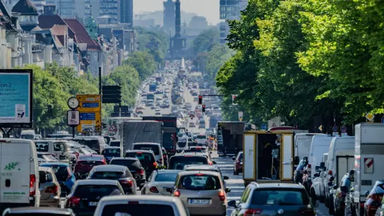 Fast zwei Drittel der Autos in Deutschland zeigen verbesserte Abgaswerte auf. (Foto: Michael Kappeler/dpa/Symbolbild)