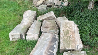 Große Mauerteile und Betonbrocken fanden sich in dem Waldstück bei Neuses. Der illegal abgelagerte Bauschutt hat nach Schätzung der Polizei ein Gesamtgewicht von zwei Tonnen. (Foto: privat)