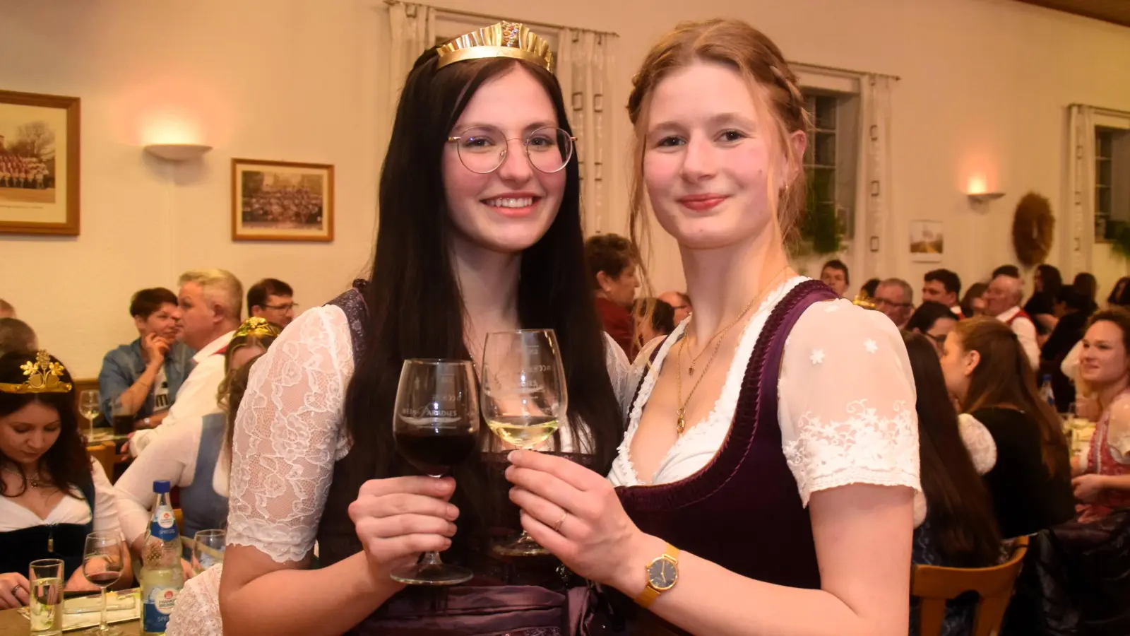 Emma Schmidt (links) ist die neue Weigenheimer Weinprinzessin. Ihre Vorgängerin Lena Markert wünschte ihr eine schöne Amtszeit. (Foto: Gerhard Krämer)