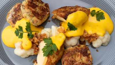 Maishähnchenbrust mit Blumenkohl und leuchtend gelber Safran-Kardamom-Sauce ist eine Kreation von Küchenchef Thomas Bucher aus dem Altenburger Land. (Foto: Andreas Drouve/dpa-tmn)