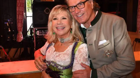 Das Volksmusikduo Marianne und Michael Hartl feiern beim Charity Lunch zugunsten „Frohes Herz e.V” im Festzelt „Zur Bratwurst”. (Foto: Felix Hörhager/dpa/Archivbild)