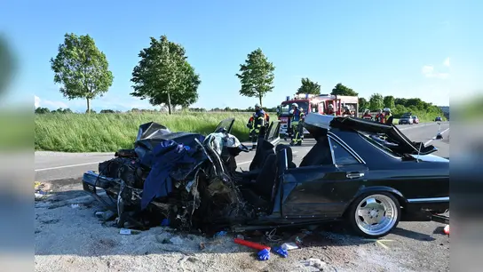 Lebensgefährlich verletzt wurde der 18-jährige Fahrer der schweren Limousine.  (Foto: Manfred Blendinger)