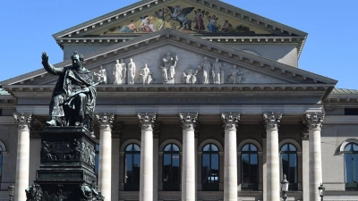 Der Max-Joseph-Platz vor der Bayerischen Staatsoper. (Foto: Felix Hörhager/dpa)
