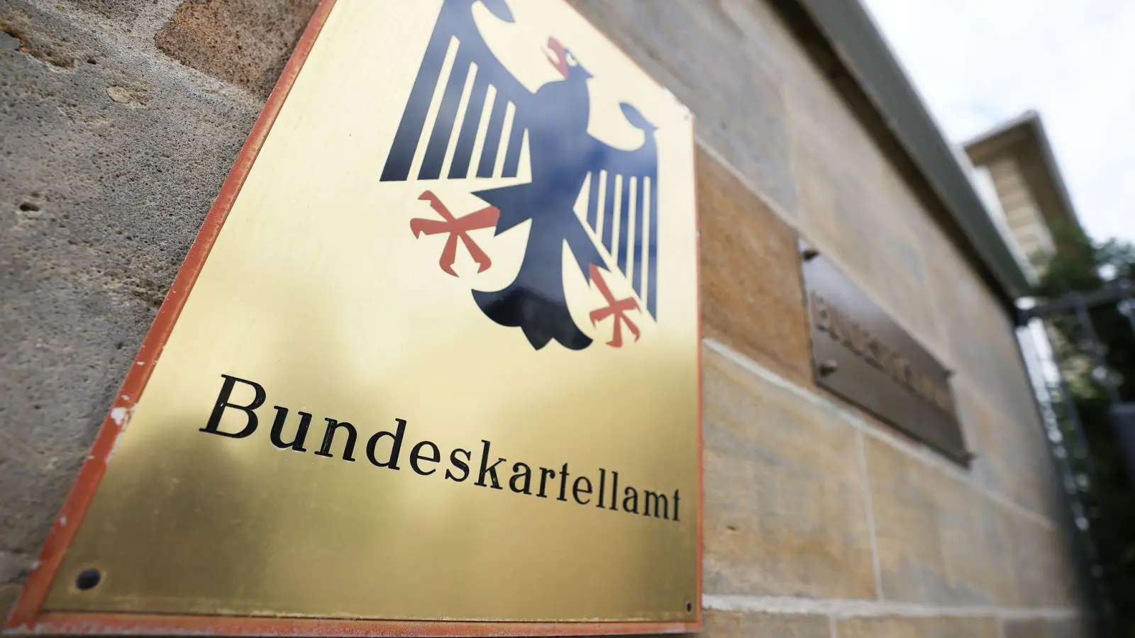 So wie der Bundesadler zeigt manchmal auch das Bundeskartellamt seine Krallen, indem es Bußgelder verhängt. (Foto: Oliver Berg/dpa)