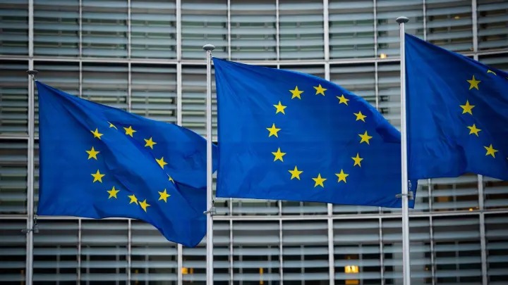 Flaggen der Europäischen Union vor dem Berlaymont-Gebäude der Europäischen Kommission in Brüssel. (Foto: Arne Immanuel Bänsch/dpa)