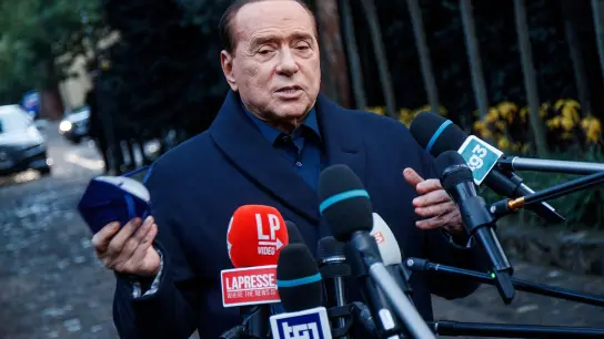 Silvio Berlusconi steht Medienvertretern Rede und Antwort. (Foto: Roberto Monaldo/LaPresse/AP/dpa)